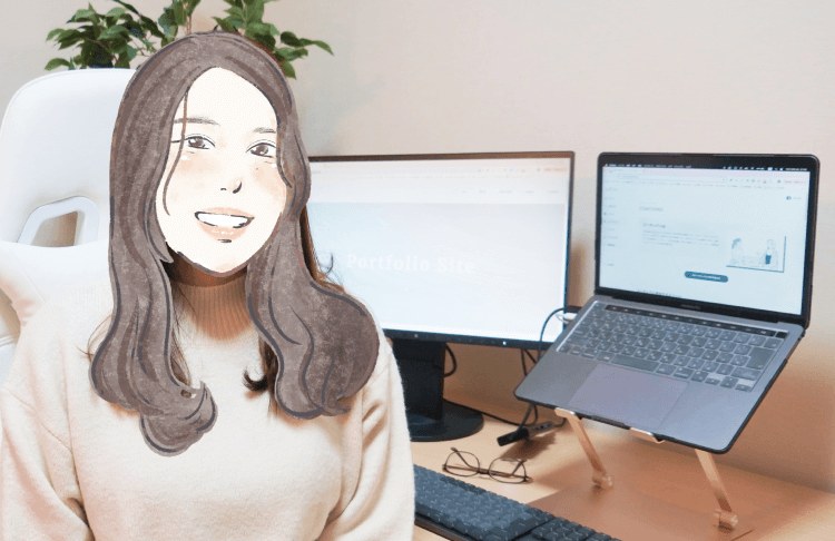 デスクに向かう京香さん