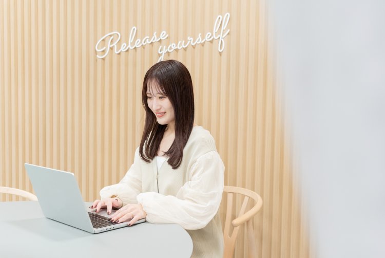 オフィスでノートPCを操作するmeguさん