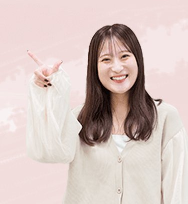 指差しポーズで微笑むmeguさん
