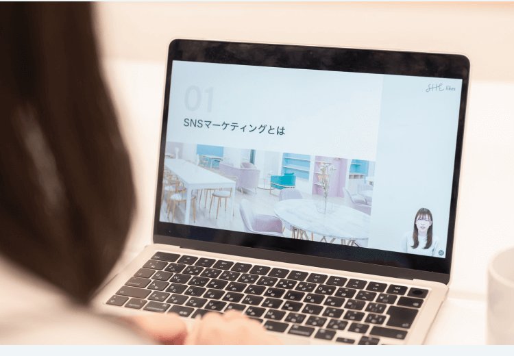 ノートPCの画面でSNSマーケティング動画を視聴しながら勉強するKaorukoさんの手元