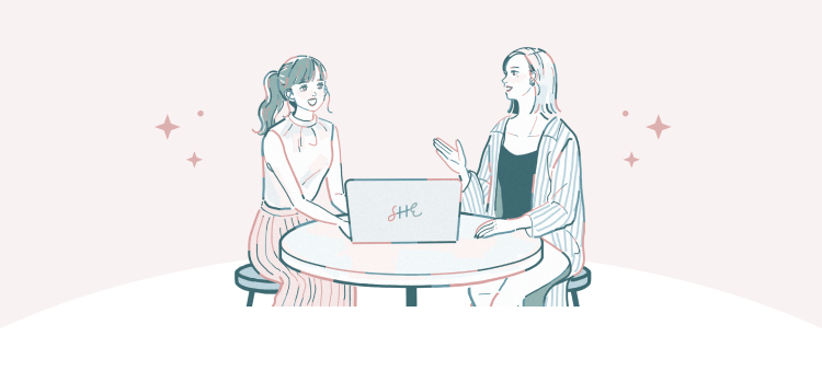 カフェ風のテーブルで向かい合って会話する2人の女性のイラスト（SHElikesのキャリア相談イメージ）