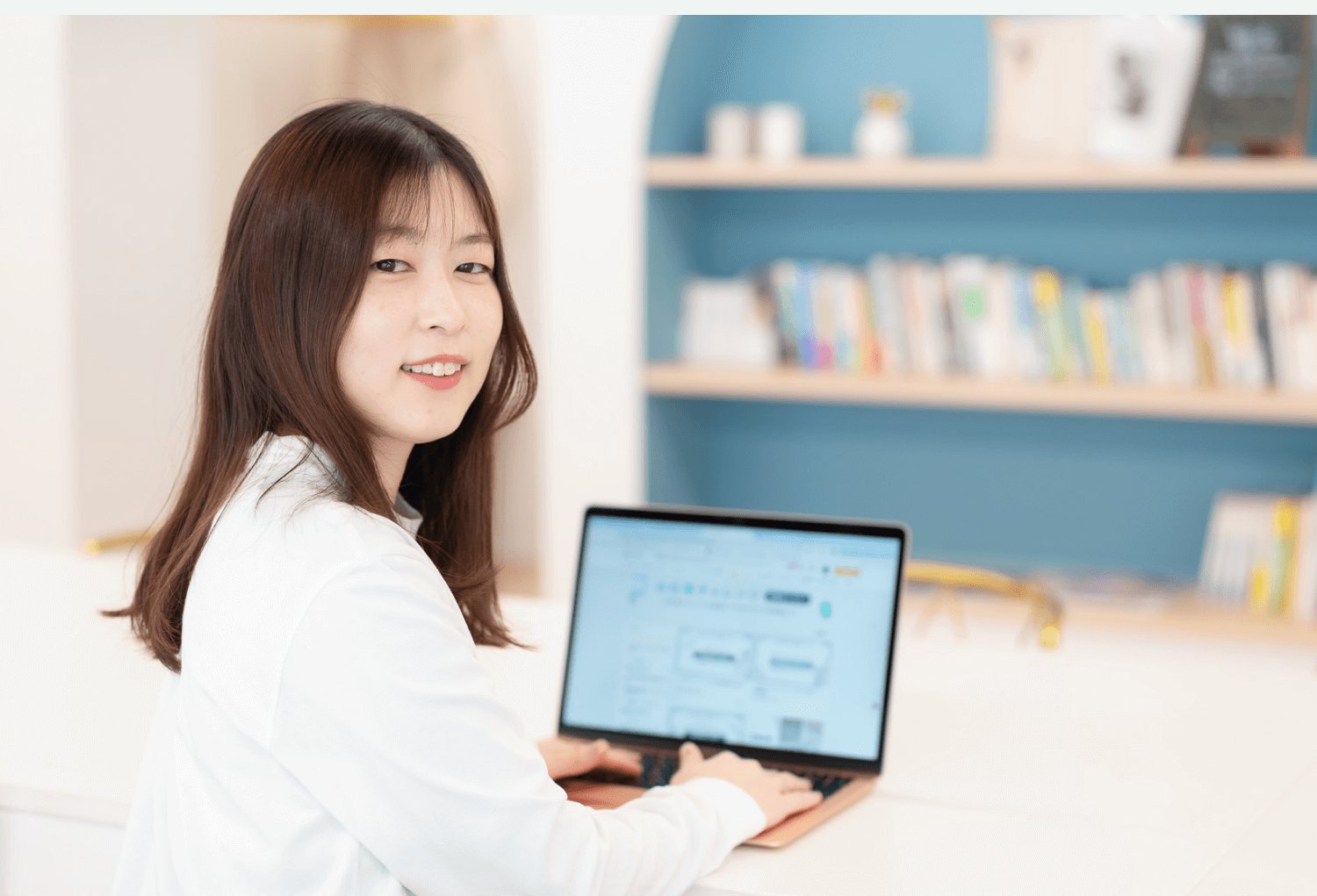 ノートPCを操作しながら微笑むおはぎさん