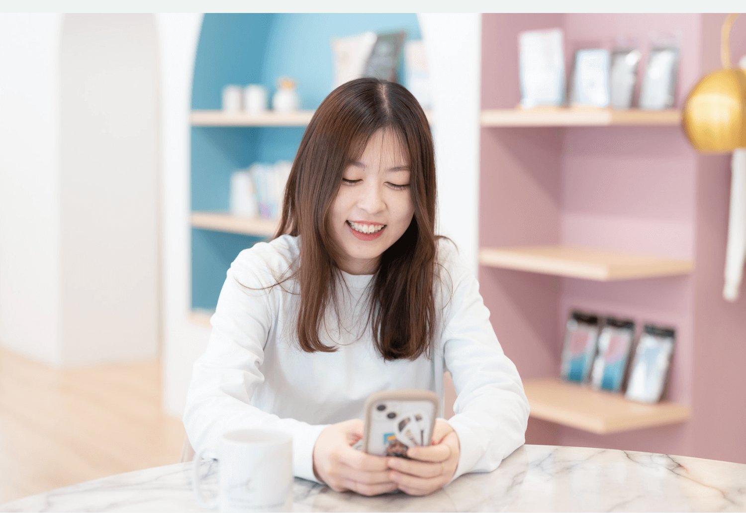 スマートフォンを操作しながら微笑むおはぎさん