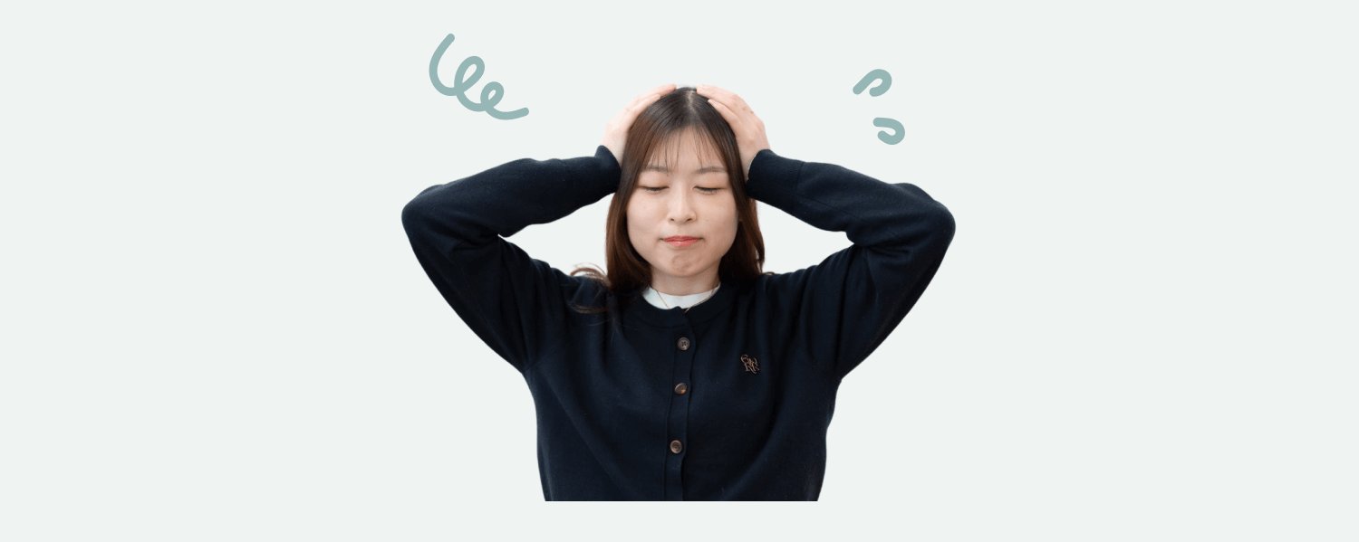 両手で頭を抱えて困った表情のおはぎさん