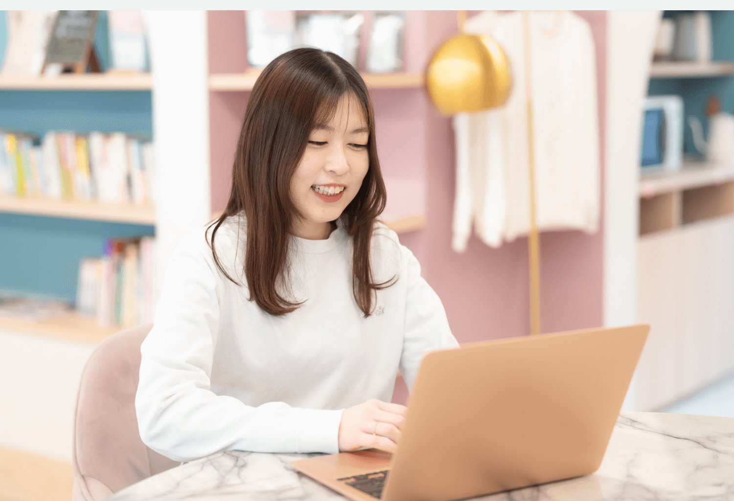 ノートPCに向かって微笑むおはぎさん