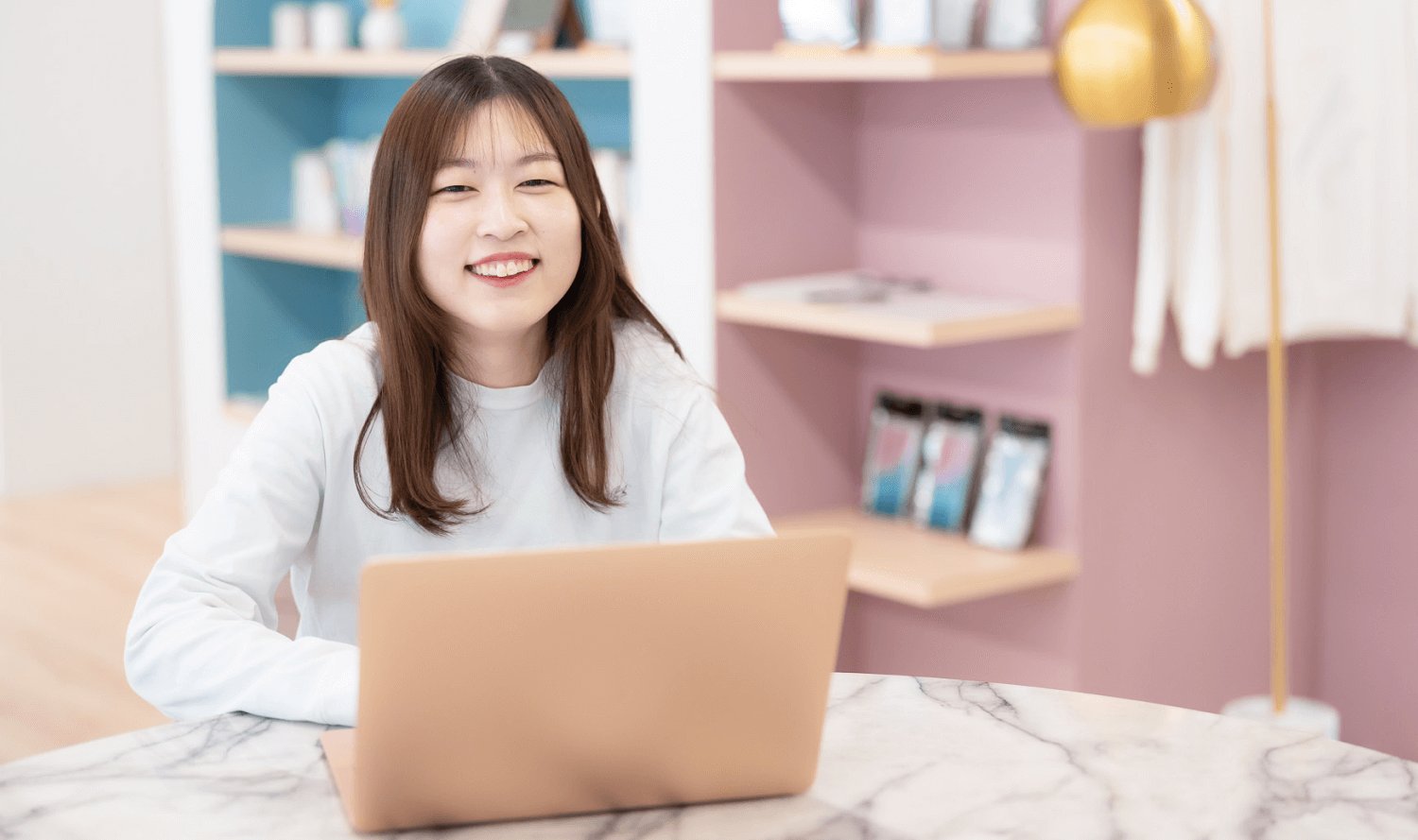 正面を向いて微笑みながらノートPCを操作するおはぎさん