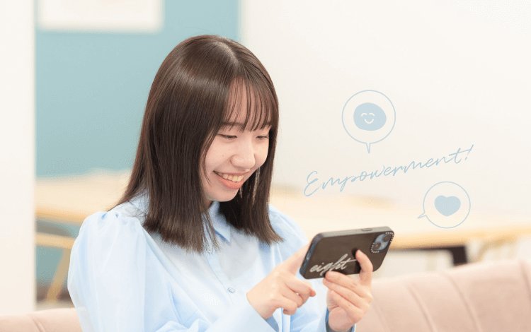 スマホを操作しながら微笑むHicaさん