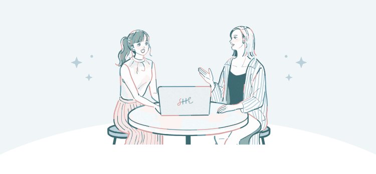 カフェのテーブルでノートPCを囲んで会話する2人の女性のイラスト