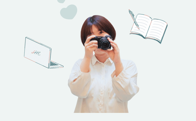 カメラを構えて撮影する真帆さんの写真。ノートPCやノートとペンの線画イラストが添えられている