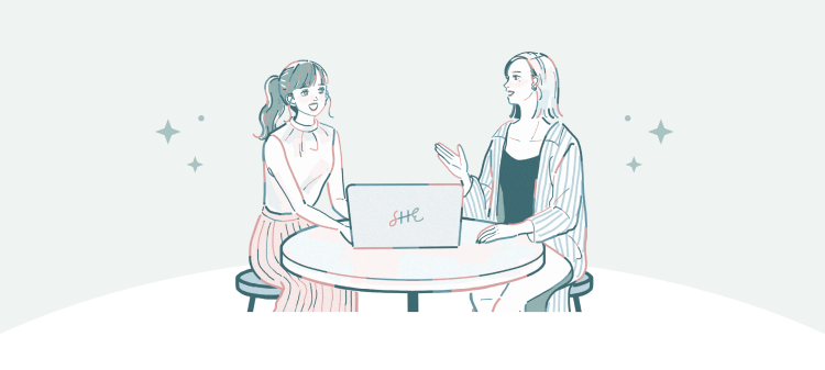 テーブルを挟んで話す2人の女性の線画イラスト
