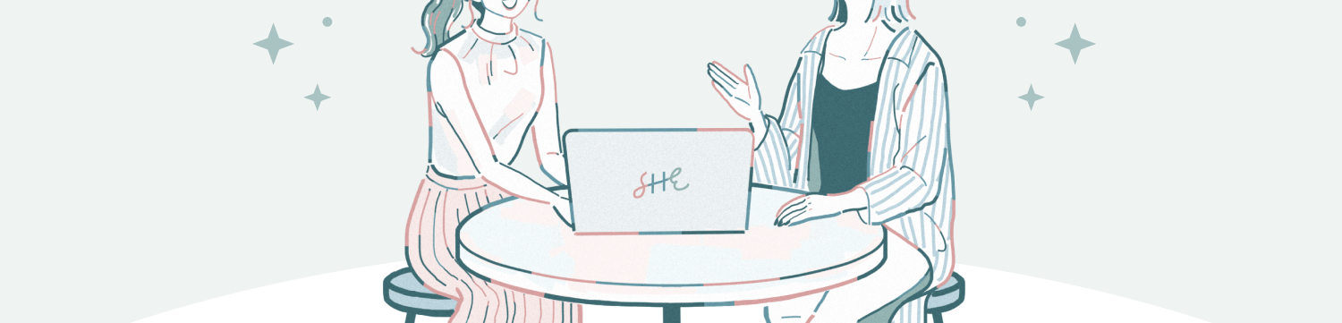 丸テーブルでノートPCを囲んで話す2人の女性のイラスト(SHEのロゴ入りノートPC)