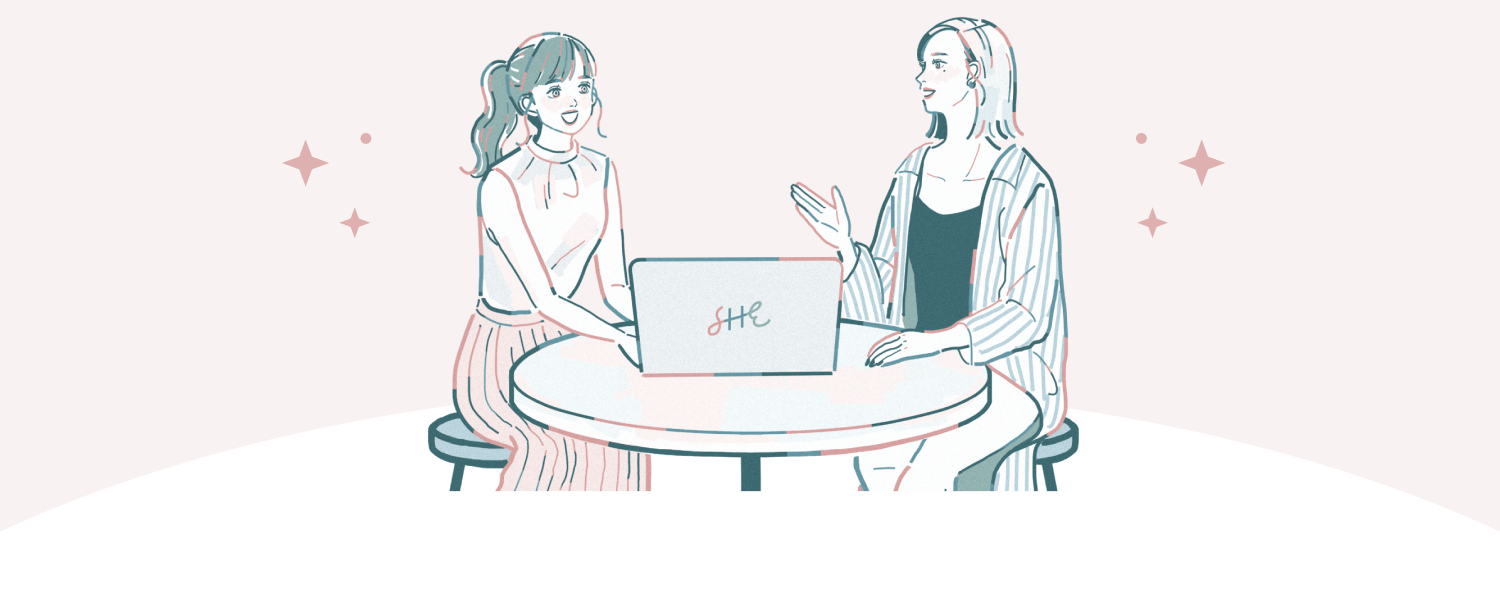 カフェ風のテーブルで向かい合って会話する2人の女性のイラスト(SHElikesのキャリア相談イメージ)