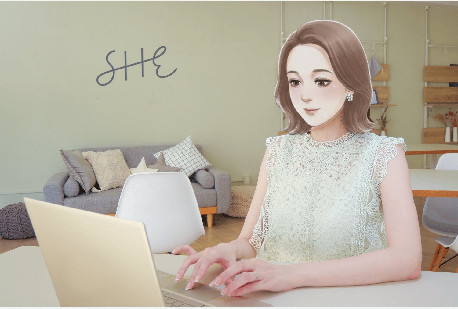 SHEのカフェスペースの壁に「SHE」のロゴがあり、ノートPCに向かい微笑むmiiさん