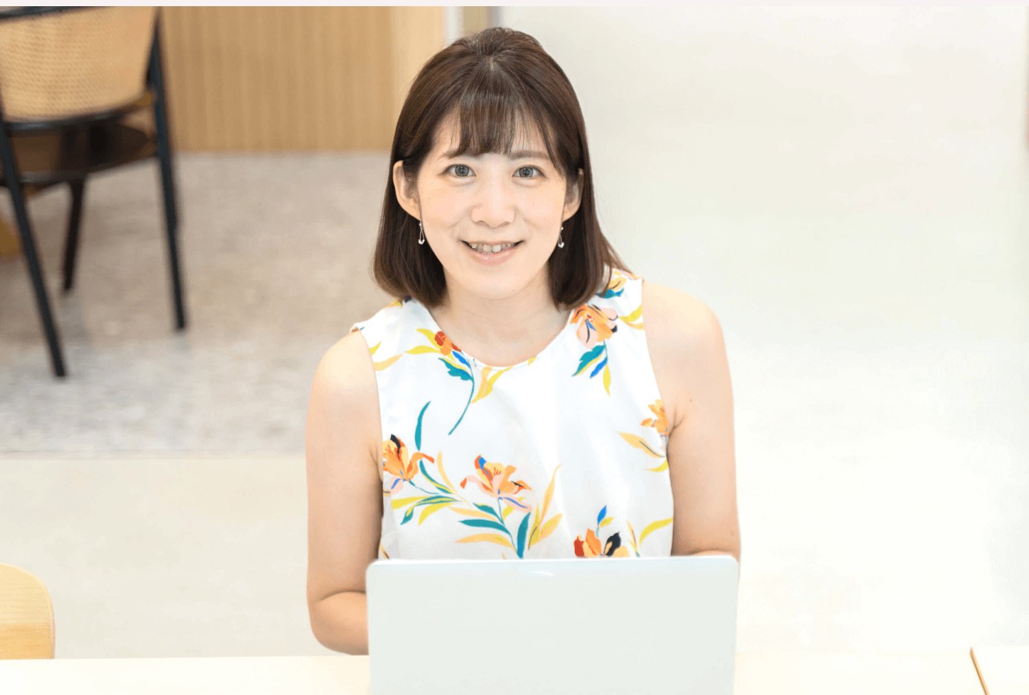 部屋でノートPCを前に微笑むしょこまるさん