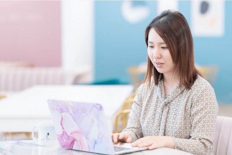 自宅のワークスペースでノートPCに向かうあっきーさん