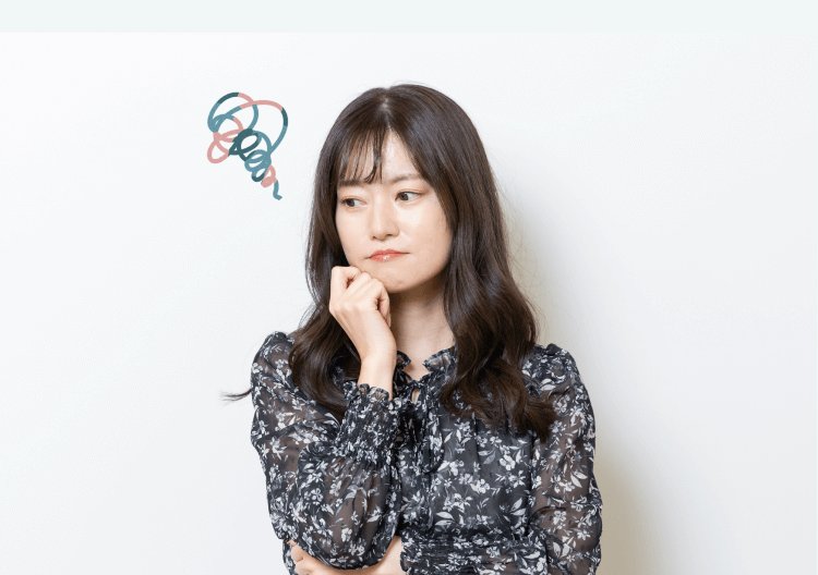 白背景で頬杖をつき考え込むあきさんのポートレート