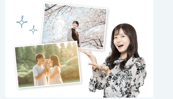 桜の下のポートレート写真と家族写真のコラージュを紹介するように微笑むあきさん
