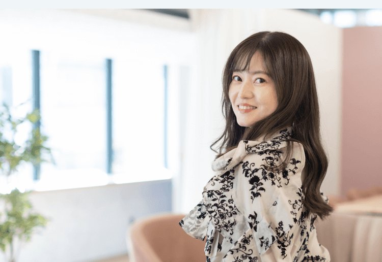 室内で振り返り微笑むあきさんの横顔ポートレート