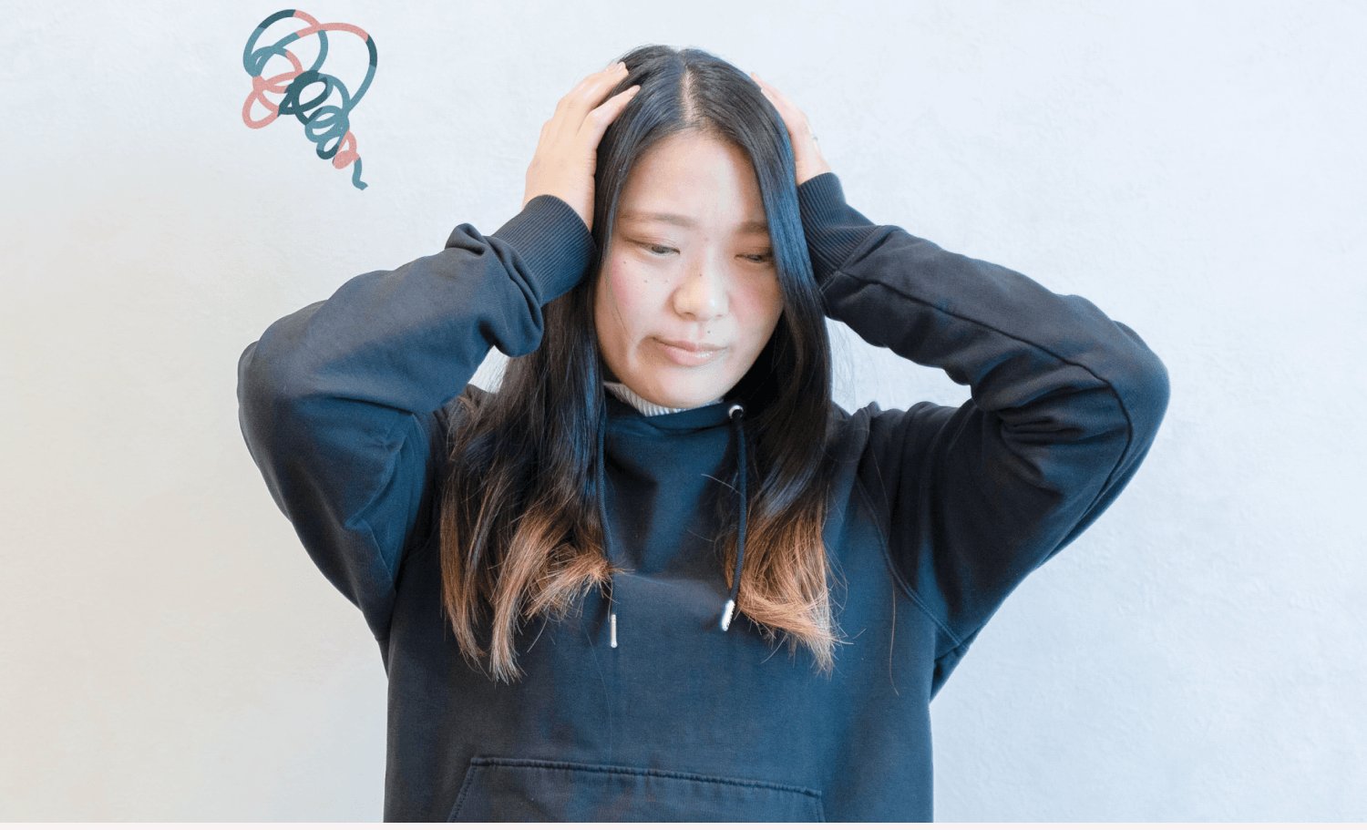 頭を抱えて困った表情を浮かべるかれんさんの写真