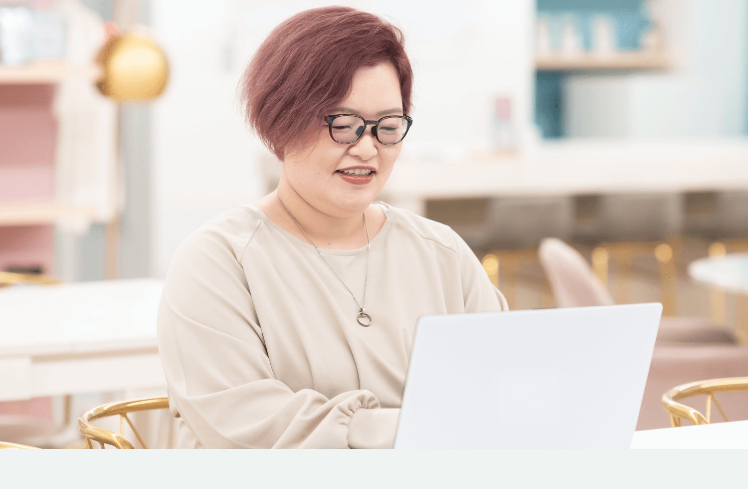 カフェでノートPCに向かうayaさんの横顔