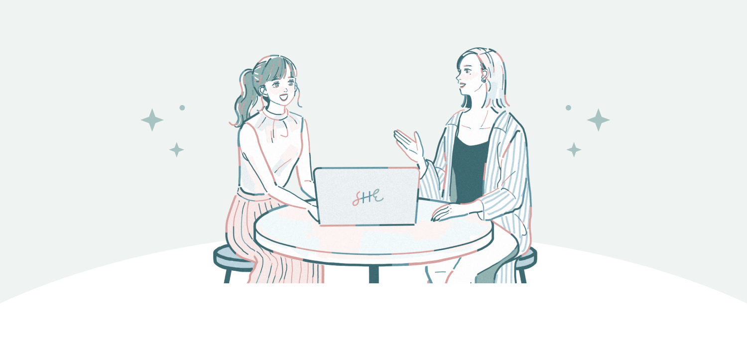 カフェでノートPCを囲んで話す2人の女性のイラスト