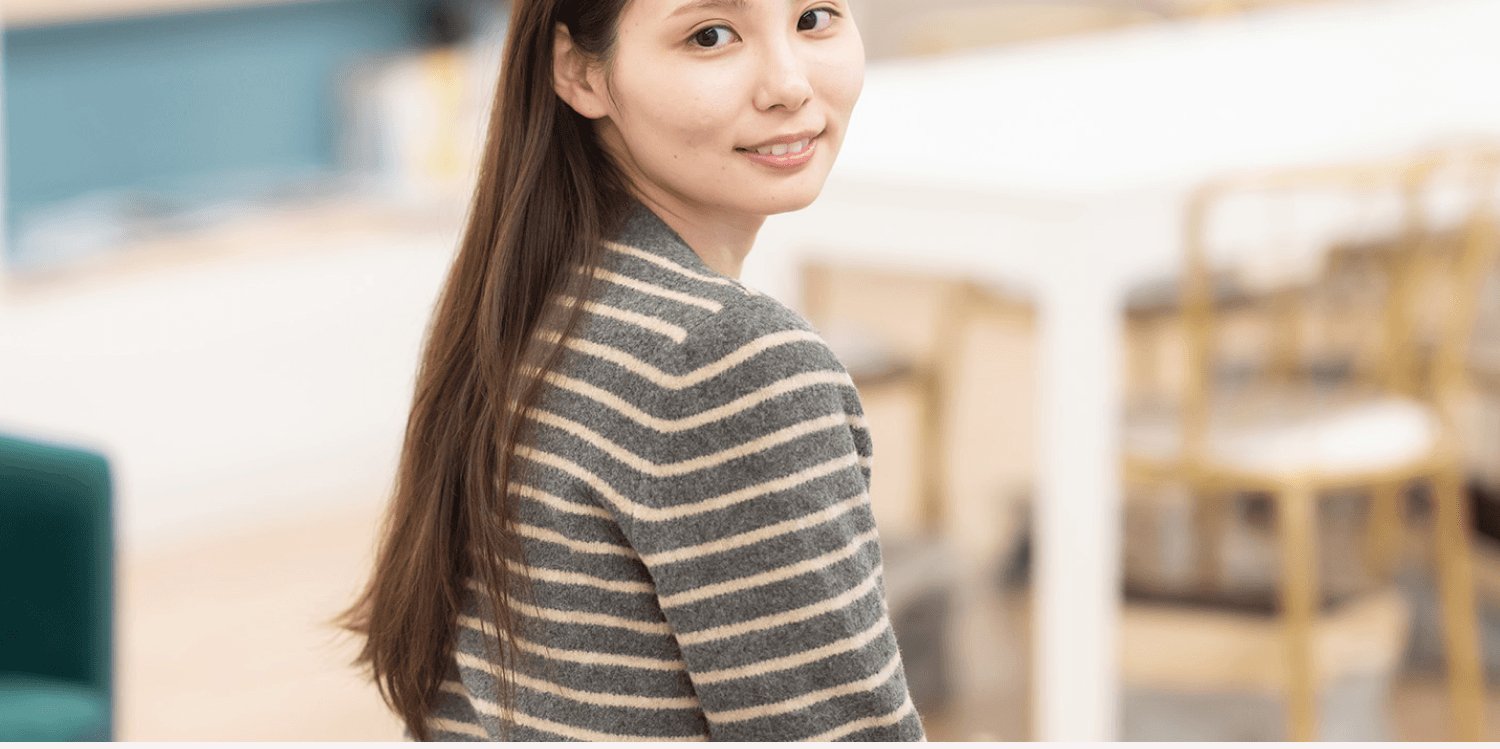振り返って微笑む莉央奈さん