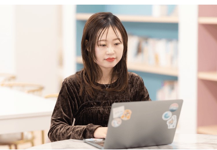 白いテーブルでノートPCに向かい入力するほのぴすさん